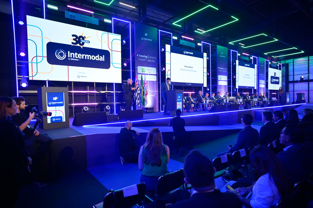 Interlog Summit stage and audience at Intermodal South America 2026